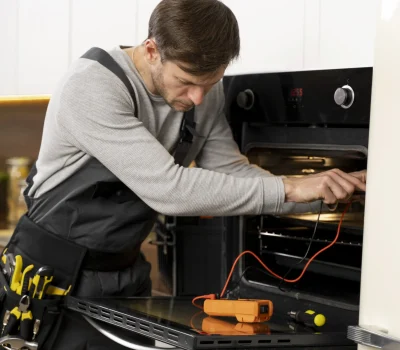 reparacion-de-trabajador-de-mantenimiento-de-servicio-scaled